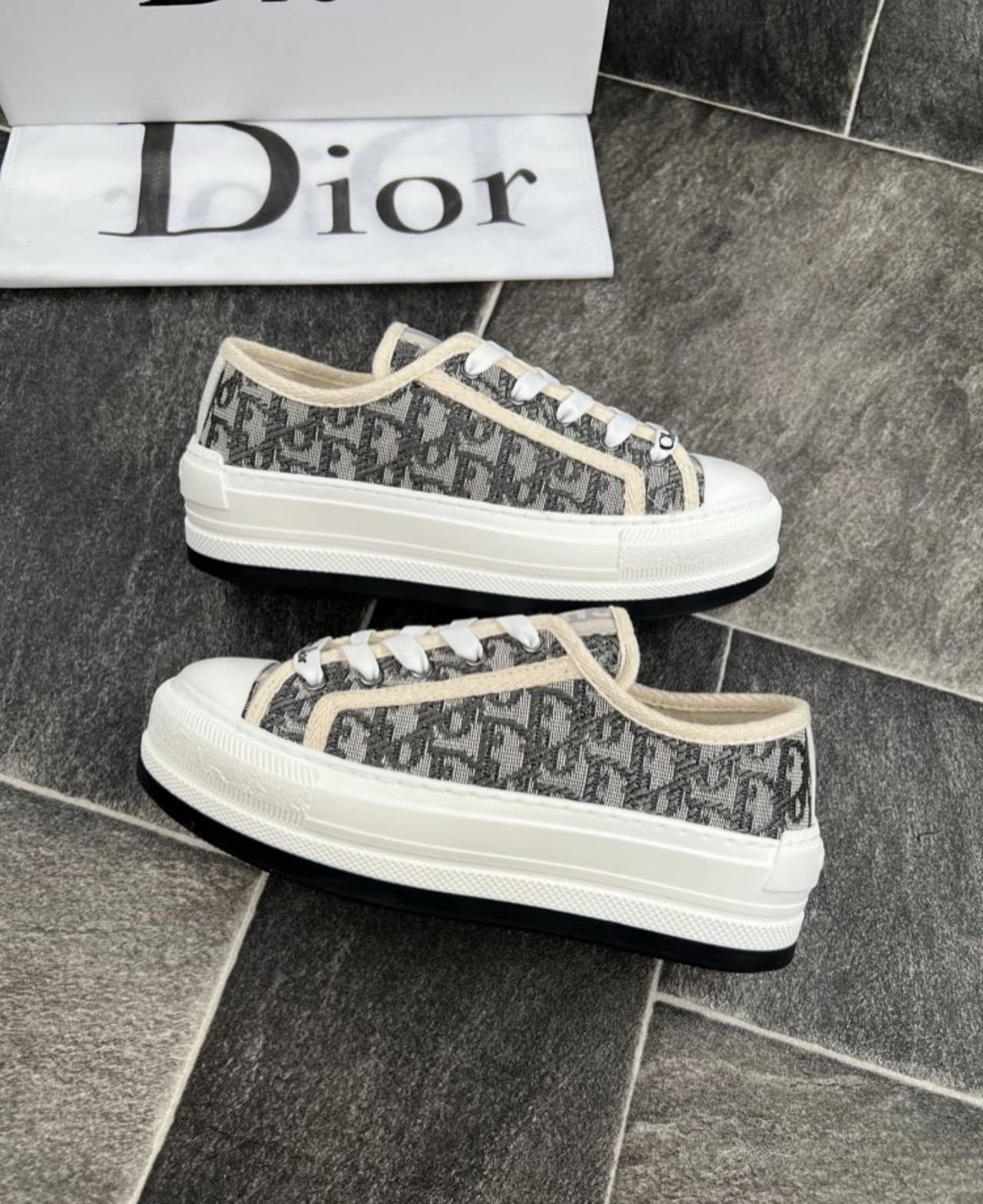 Dior – Gri beyaz